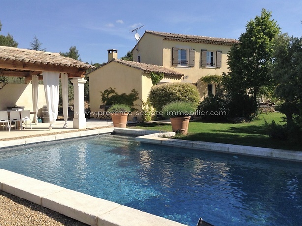 Pretty and calm house, for 8 people with swimming pool close to Gordes